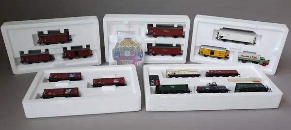 Marklin HO gauge railway comprising; 48784 'G10 Boxcar' car set, 46158 'Church Organ transport' Freight car set, 48789 'Historic Brands' car set, 4790