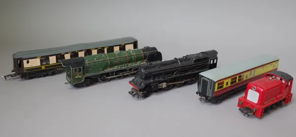 A quantity of Hornby OO gauge railway items including; Locomotive 'Duchess of Montrose', Locomotive 'Princess Victoria', D1 Footbridge, D1 Island plat