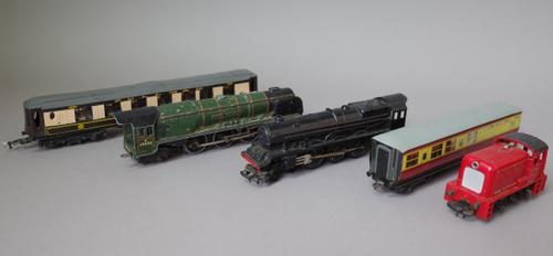 A quantity of Hornby OO gauge railway items including; Locomotive 'Duchess of Montrose', Locomotive 'Princess Victoria', D1 Footbridge, D1 Island plat