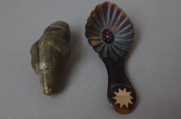 An early 20th century novelty horn whistle carved as a dog head, 5.5cm and an early Victorian tortoiseshell and gold inlaid tea caddy spoon with scall