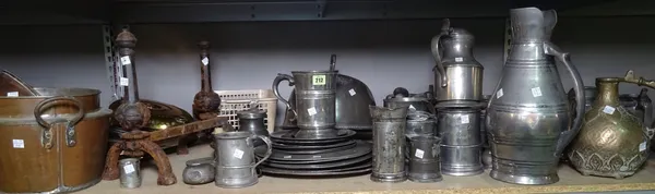 Pewter ware, including; 18th century and later tankards, jugs, brass plates and sundry, (qty).