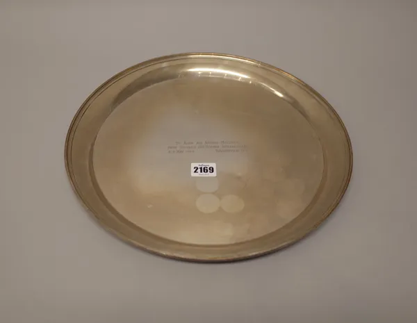 An American Sterling silver tray, of circular form, presentation inscribed to the centre, detailed Stieff Sterling, diameter 35.5cm, weight 1042 gms.