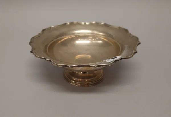 A silver pedestal dish, having a shaped rim in the Chippendale style, raised on a circular foot, diameter 21cm, Chester 1918, weight 314 gms.