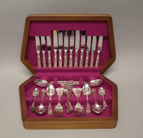 A King's pattern plated canteen of table flatware, for six place settings, including four tablespoons, an additional set of six plated King's pattern