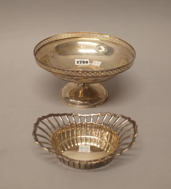 A silver pedestal bowl, of circular form, decorated with a pierced rim, raised on a circular foot, diameter 20cm, Birmingham 1923 and a silver bonbon
