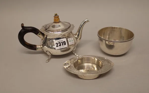 Silver, comprising; a small teapot, raised on four feet, with wooden fittings, Birmingham 1910, a bowl of circular form, having a decorated rim, Sheff