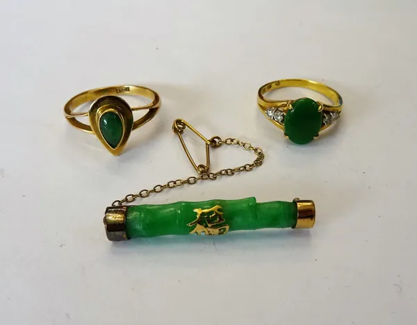 A gold ring, claw set with an oval jade between circular cut diamond set two stone shoulders, detailed 18 K 750, ring size L and a half, a gold ring,