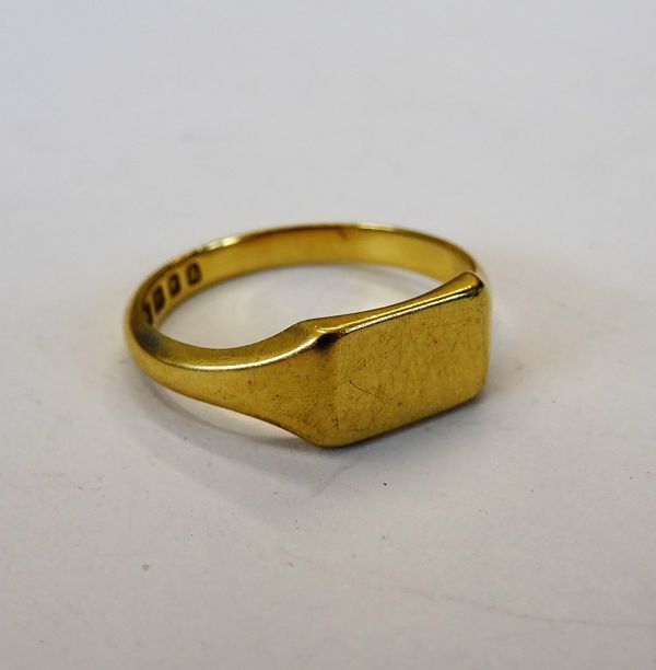 An 18ct gold signet ring, of plain rectangular form, London 1936, weight 3.5 gms, ring size M 1/2.