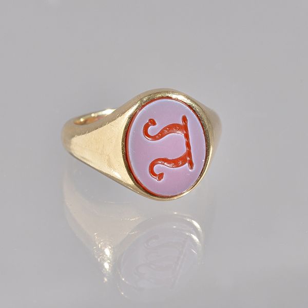 A gold and sardonyx set gentleman's oval signet ring, the oval sardonyx crest seal engraved, detailed 9 CT, ring size Q, gross weight 8.4 gms. Illustr