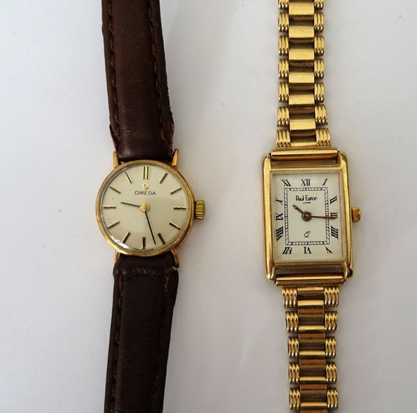 A Paul Eaton Q 9ct gold rectangular cased lady's wristwatch, the signed white dial with black Roman numerals, on a 9ct gold oval link bracelet, with a