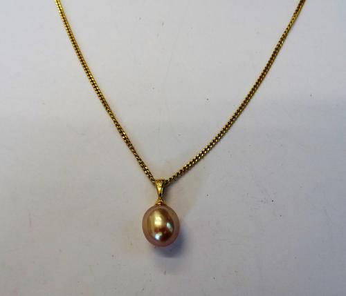An 18ct gold pendant, mounted with a rose tinted cultured pearl, on an 18ct gold curb link neckchain with a bolt ring clasp, detailed 750, gross weigh