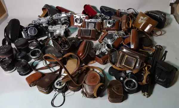 Collectables, comprising; 20th century and later cameras, including Pentax, Minolta, Kodak, Agfa and sundry, (qty).