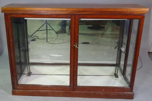 A mahogany two door mirrored back display cabinet 141cm wide x 99cm high.