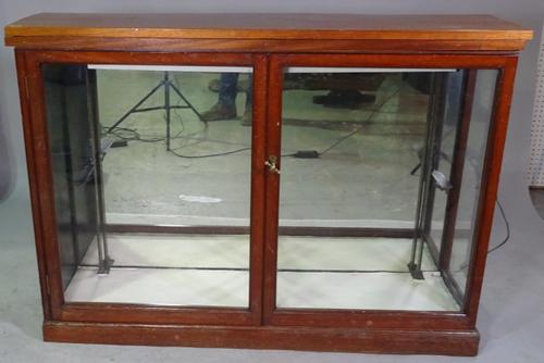 A mahogany two door mirrored back display cabinet 141cm wide x 99cm high.