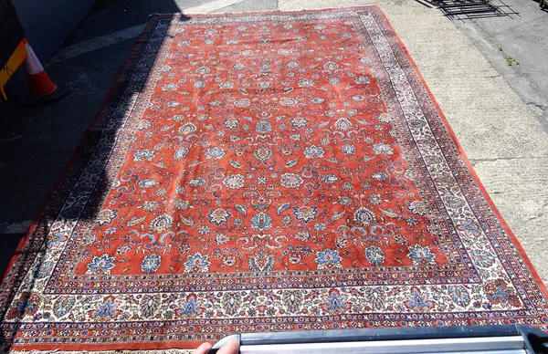 A large modern decorative carpet in the Persian Mahal style, 608cm x 398cm.