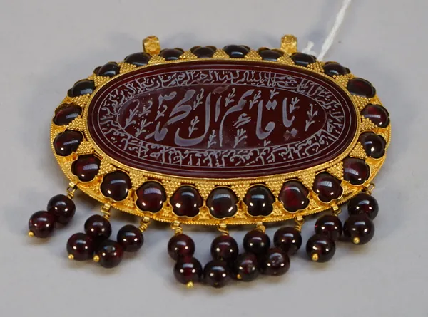 An Islamic gold-mounted reconstituted brown agate intaglio, 20th century, the central cartouche with nasta'liq inscription surrounded by Qur'an verses