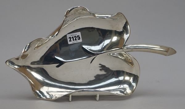 A Peruvian dish, designed as a leaf, detailed 925, length 38cm, weight 513 gms. Illustrated.