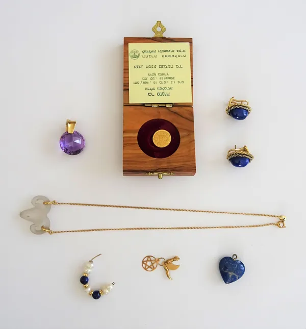 A group of jewellery, comprising; a pair of gold mounted oval lapis lazuli earclips, an amethyst single stone pendant, a lapis lazuli heart shaped pen