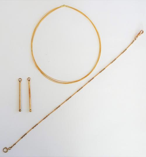 An 18ct gold necklace, in a seven row wirework design, weight 8.7 gms, a gold toothpick, detailed 9 CT, a gold toothpick, with engine turned decoratio