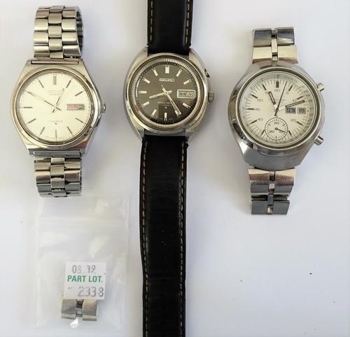 A Seiko Chronograph Automatic steel cased gentleman's bracelet wristwatch, the signed white dial with black baton hour numerals and inner Arabic minut