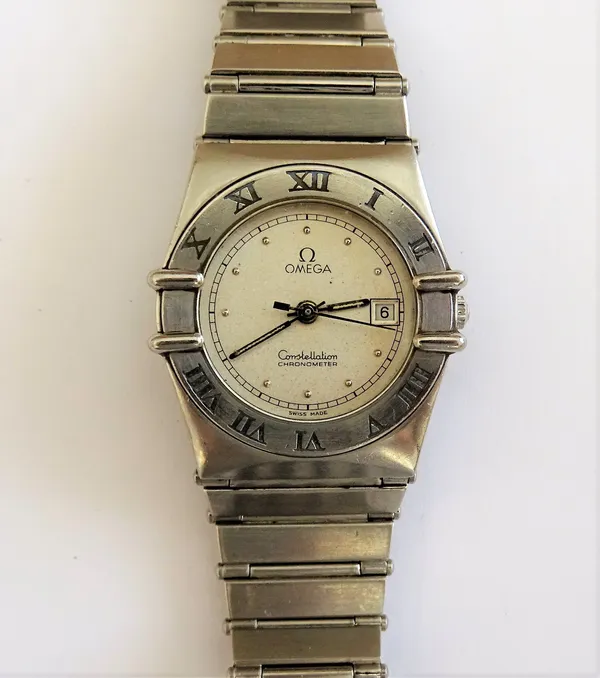 An Omega Constellation steel lady's bracelet wristwatch, with a quartz movement, the signed silvered dial with dot numerals, centre seconds, date of t