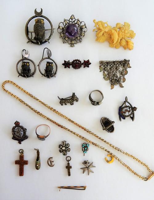 A Victorian gold neckchain, in a star pierced multiple link design, detailed 9 C, on a cylindrical clasp, gross weight 9.8 gms, three rings, a brooch