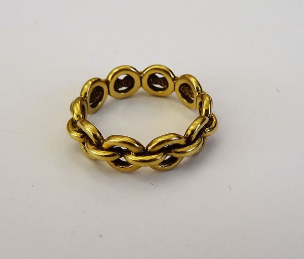 A Stuart Devlin 18ct gold ring, in a chainlink design, London 1978, ring size O, weight 5.7 gms.