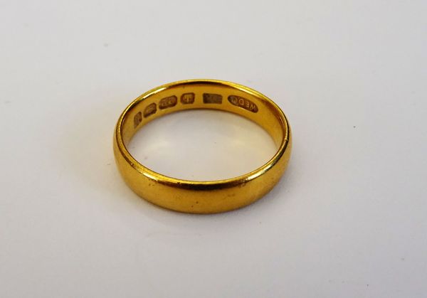 A 22ct gold plain wedding ring, Birmingham 1915, ring size M, weight 4.7 gms.