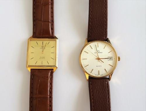 A Garrard Quartz 9ct gold circular cased gentleman's wristwatch, the signed silvered dial with baton numerals, centre seconds and with a date of the m