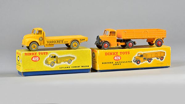 A Dinky 419 Leyland Comet wagon and a Dinky 409 Bedford articulated lorry, both boxed, (2).