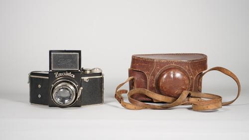 A IHAGEE EXAKTA VAREX VP CAMERA, 1934 - 1936, medium format, with Carl Zeiss 75mm f2.8 lens, contained in original leather case with carrying strap.