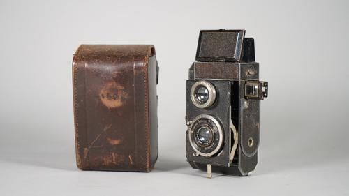 A KW PILOT KAMERA WERKSTATTEN TLR, 127mm roll film camera, 1931 - 1937, with Zeiss Tessan 50mm f2.8 lens, contained in original leather case.