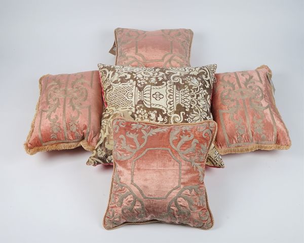 A group of five cushions in pink velvet with gold and silver decoration (5).