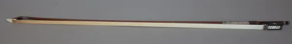 A violin bow with silver mounts, indistinctly stamped, 71.5cm, 68.7 grams.