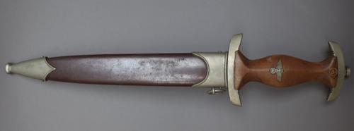 A German WW2 period dagger, the double edged blade engraved 'VIIES FUR DEUTRCHLAND'. the cross guard stamped 'Nm', with one piece wooden handle and sh