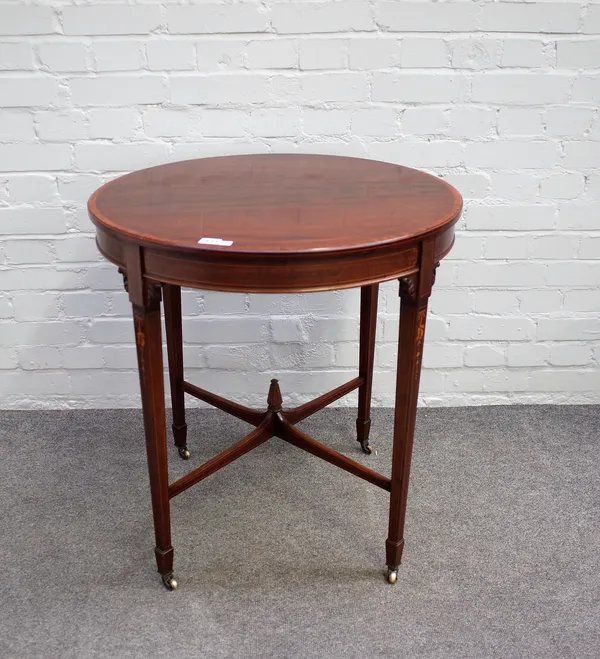 An Edwardian crossbanded inlaid mahogany circular centre table on tapering square supports, 69cm diameter x 73cm high.