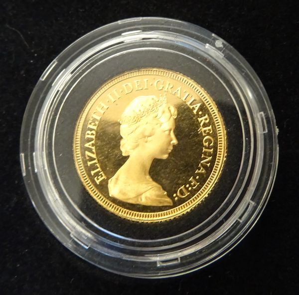 An Elizabeth II gold proof sovereign 1979, with a case.