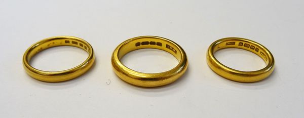 Three 22ct gold plain wedding rings, London 1949, Birmingham 1922 and indistinct, combined weight 17.2 gms. (3)