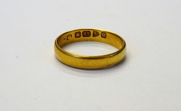 A late Victorian wedding ring, Chester 1899, ring size M 1/2, weight 2.9 gms.