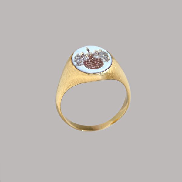 A gold and sardonyx gentleman's oval signet ring, seal engraved with a shield and a crest, apparently unmarked, ring size T, gross weight 8.2 gms. Ill