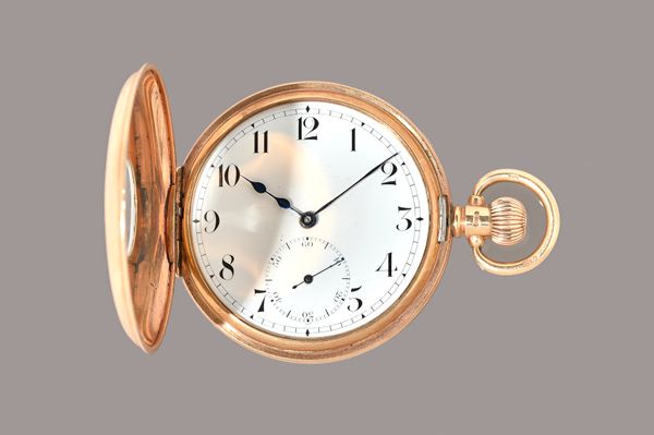 A 9ct gold cased keyless wind half hunting cased gentleman's pocket watch, with a jewelled lever movement, numbered 153702, 9ct gold inner case, the e