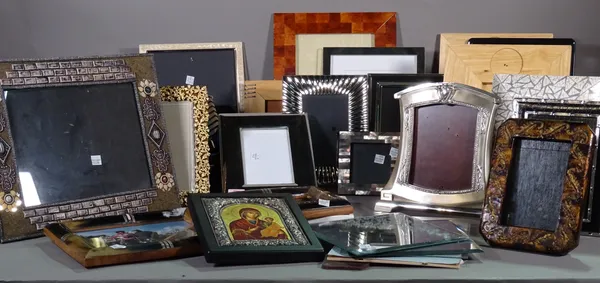 A large quantity of 20th century decorative photograph frames, (qty).  S4T