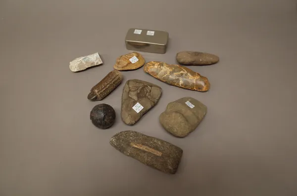 A North American Indian carved stone axe had (11.5cm), an antler and stone mounted cutting tool, flint arrow heads, flint axe heads and sundry (Qtty.)