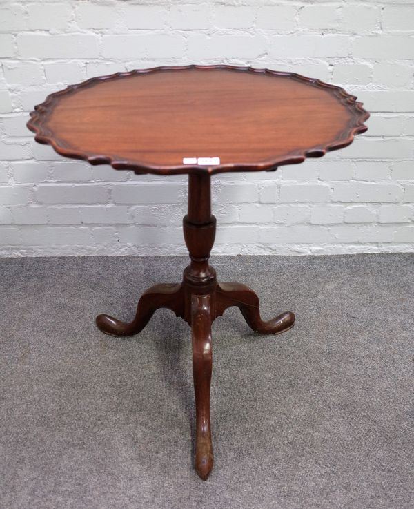 A George III mahogany pie-crust snap top tripod occasional table, 65cm diameter x 70cm high.