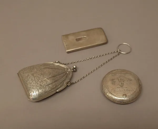 A lady's silver evening purse, with feathered scroll engraved decoration, on a snap clasp, Birmingham 1916, fitted with a carrying chain and ring, a r