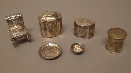 A Dutch hinge lidded cachou box, with engraved decoration, a hexagonal hinge lidded cachou box, decorated with figures and a cherub, detailed 800, a m