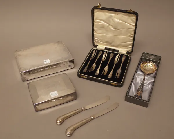 A set of six silver cake forks, Birmingham 1928, weight 80 gms, with a case, two tea knives, having plated blades and with loaded silver handles and f