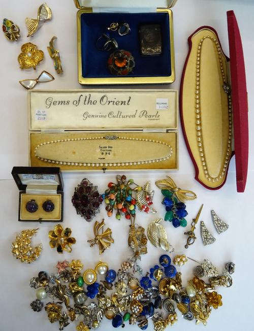 A gold fitting, designed as a foxes mask, with a riding crop, a carved jade oval panel shaped ring, detailed 9 CT, two marcasite and blue gem set ring