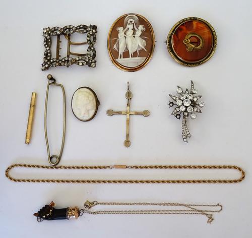 A gold rope twist link neckchain detailed 9ct, on a cylindrical clasp, gross weight 4.7gms, a gold mounted oval shell cameo brooch designed as The Thr