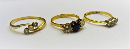 A gold ring, mounted with a cultured pearl to the centre, between two cushion shaped diamonds in a crossover design, detailed 18 CT, a 9ct gold, blue